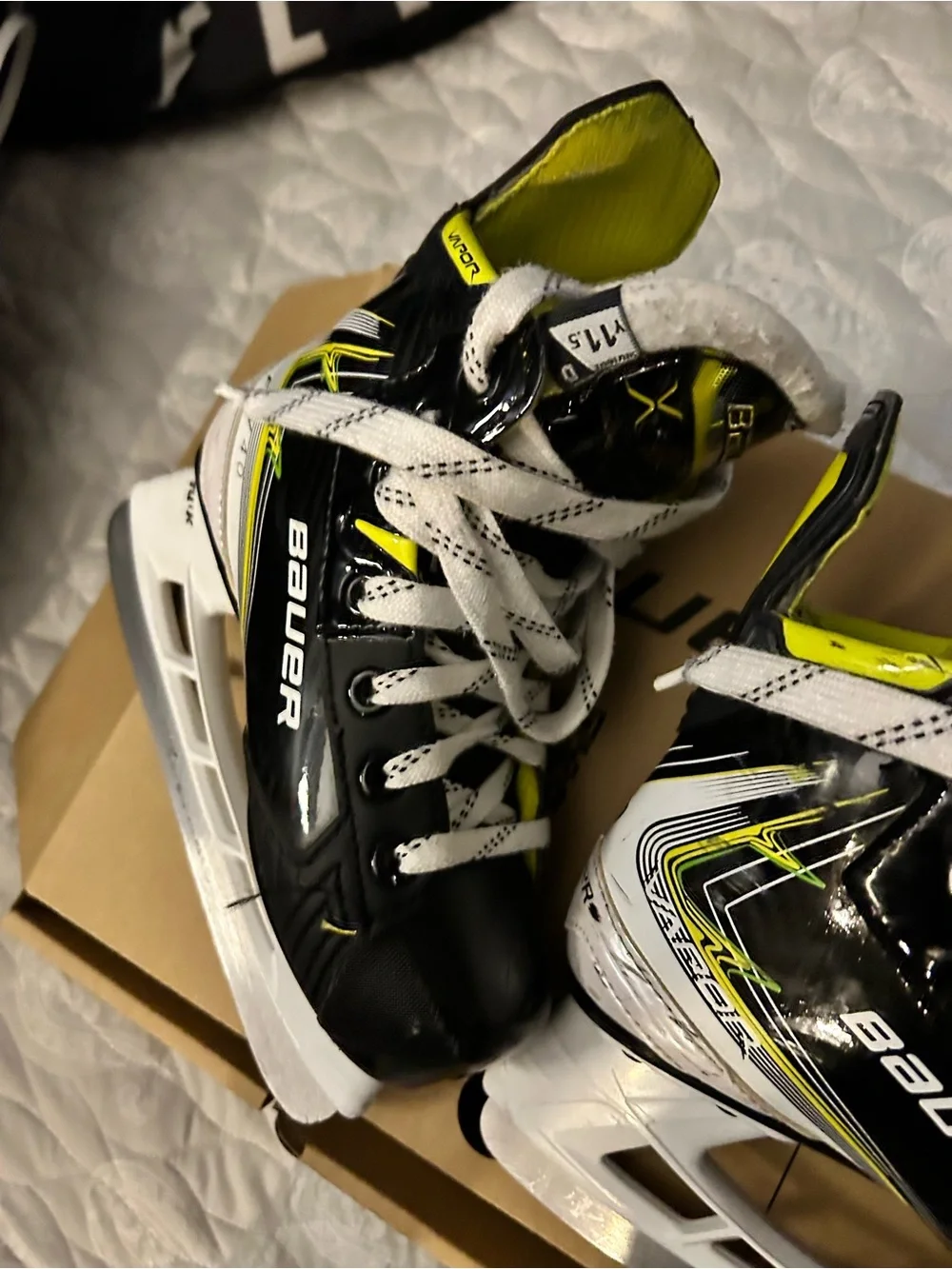 Bauer Kids fly40 11.5Y D Hockey Skates - Vapor Series